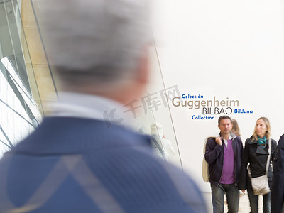 人们参观欧洲毕尔巴鄂古根海姆博物馆。