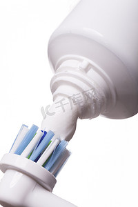 电动牙刷的特写并粘贴在白色上