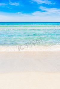 空荡荡的热带沙滩上柔软的蓝色海浪