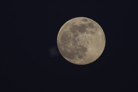 四月在维也纳拍摄的超级月亮特写照片