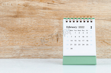 2 月桌日历 2022 在木桌上。