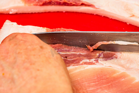 肥肉肉夹馍摄影照片_切小块肥肉的屠夫