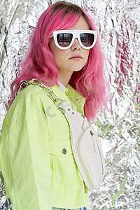 孟菲斯背景装饰摄影照片_美丽的女人粉色头发装饰夏季风格时尚