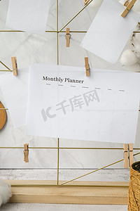 网格板上的月度计划卡片和海报模型。