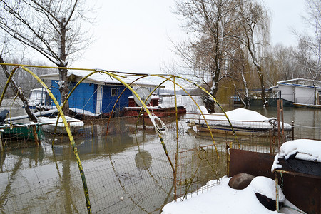冬栅栏摄影照片_船只、浮桥、房屋、栅栏、树木，当 Borcea 草甸溢出时 3