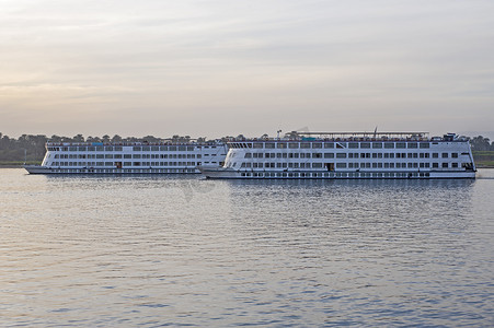 白色游船摄影照片_大型埃及河游船在尼罗河上航行