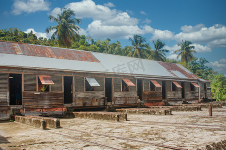 旧木材和瓦楞铁皮仓库