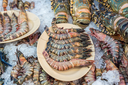 新鲜的生虾在泰国海鲜市场上