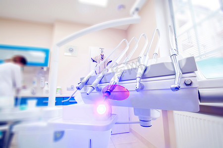 牙科诊所的专业牙医工具。