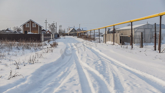 俄罗斯冬季乡村 — 伏尔加河中心的村庄，寒冷的雪天