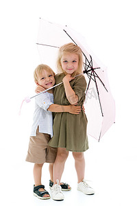 一个女孩和男孩，兄弟姐妹躲在雨下