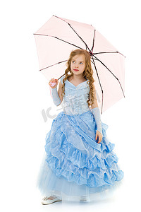 在雨伞下穿着优雅长裙的女孩公主。