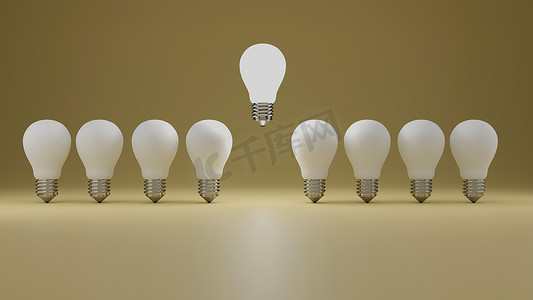 思考不同的概念 一个漂浮的发光创意灯泡从昏暗的未点亮灯泡中脱颖而出，在黄色柔和的墙壁背景上具有领导力和个性