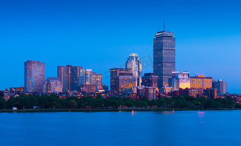 波士顿-2016 年 6 月，美国马萨诸塞州：波士顿天际线在晚上。