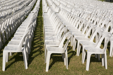 草坪平面图摄影照片_草坪上的白色椅子