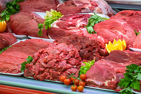 肉类摄影照片_商场内屠宰场的肉类部门。