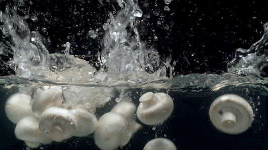 蘑菇掉进水里，溅起水花