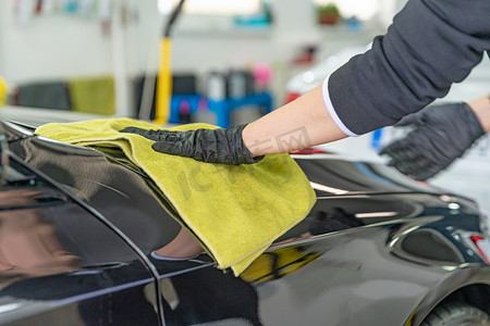使用超细纤维布擦拭豪华轿车的车身，以获得完美的光泽