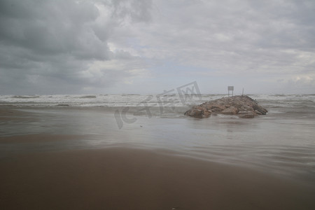 灰色暴风摄影照片_暴风雨天的伟大海滩。