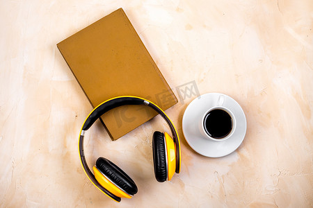 耳机和书籍相连 — 米色桌子上自上而下的有声读物概念