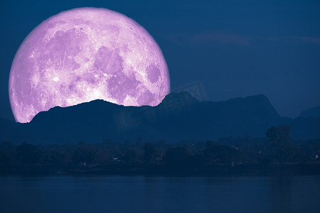 蒸小黄花鱼摄影照片_超级满鱼月回到云和夜空中的山