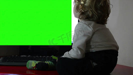 3d 插图-小男孩看电视，绿屏