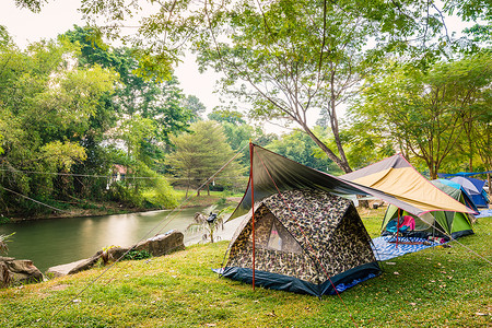 河边露营和帐篷