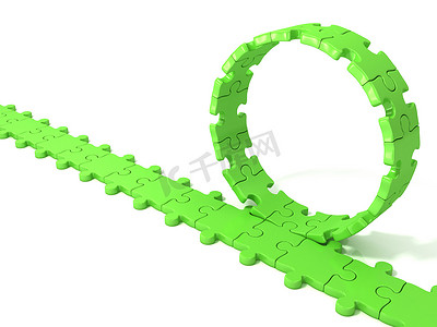 合作拼图装饰摄影照片_绿色拼图环在拼图链上旋转
