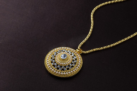 印度传统珠宝，深色背景中吊坠的特写