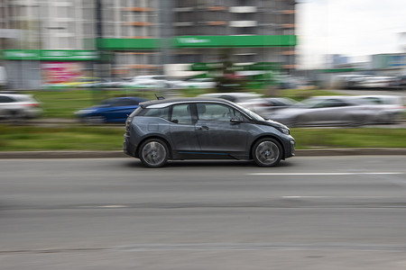 乌克兰，基辅 — 2021年4月20日：灰色宝马i3汽车在街上行驶。