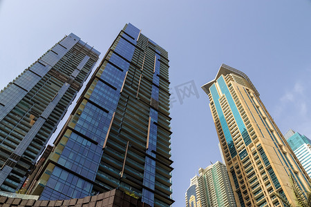 豪华现代摩天大楼位于迪拜市中心。