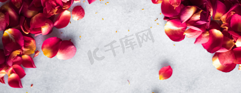大理石背景上的玫瑰花瓣、花卉装饰和婚礼平面、用于活动邀请的节日贺卡背景、平面布局设计