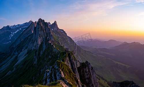 山中的日落，舍夫勒 Altenalptuerme 山脊瑞士阿尔卑斯山高山阿彭策尔内罗登瑞士，瑞士阿尔卑斯山雄伟舍夫勒峰的陡峭山脊