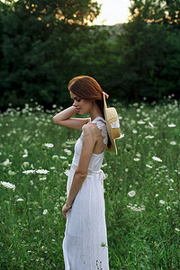 穿白裙的女人在大自然中漫步的魅力