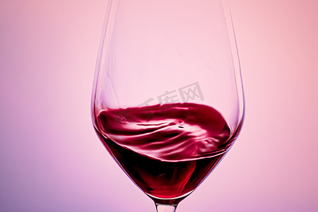 儿童天安门摄影照片_水晶杯中的优质红酒、酒精饮料和豪华开胃酒、酿酒和葡萄栽培产品