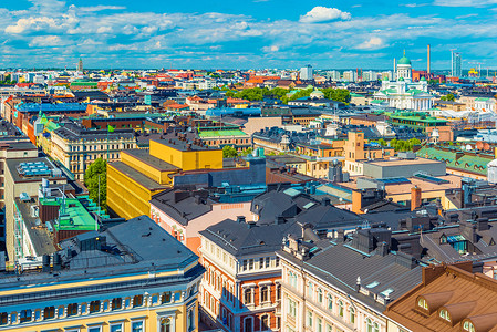 从空中俯瞰赫尔辛基，拥有色彩缤纷的历史建筑和芬兰大教堂