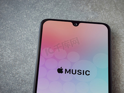 Apple Music 应用程序启动屏幕，黑色显示屏上带有徽标