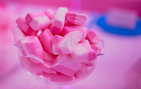 用于烘烤的粉红色棉花糖和热巧克力放在一个模糊的碗里