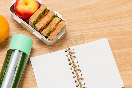 办公桌工作场所的特写白色午餐盒、健康饮食清洁饮食习惯和保健理念