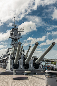 珍珠港密苏里号航空母舰的船头和塔楼上有多门火炮，