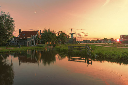 荷兰清晨日出时典型的荷兰乡村景观与风车剪影