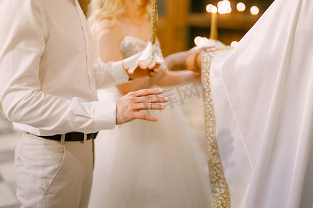 在科托尔的圣尼古拉斯教堂，身着白色习俗的牧师正在为新娘和新郎举行婚礼