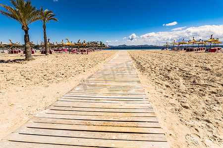 马口铁材质摄影照片_通往西班牙地中海马略卡岛阿尔库迪亚湾美丽海滩的方式