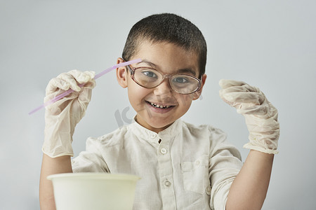 化学世界中戴眼镜的滑稽书呆子
