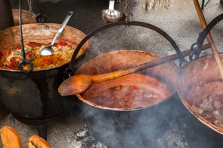 大锅牛肉摄影照片_用铜锅烹制的罗马尼亚传统食物