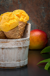 华夫饼甜筒自制芒果冰淇淋