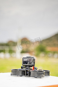 Cinewhoop 无人机或微型 quad fpv，带有管道和动作相机，随时可以飞行。