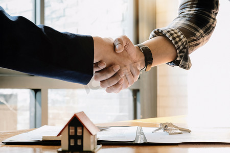 房地产经纪人和客户在家庭保险和投资贷款、握手和成功交易后一起握手庆祝完成合同
