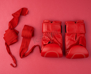 弹性压缩摄影照片_一双红色皮革拳击手套和一条红色纺织松紧带