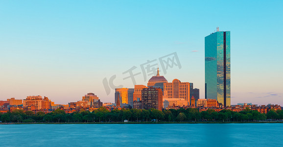 美国马萨诸塞州波士顿：黄昏时的波士顿后湾区景观